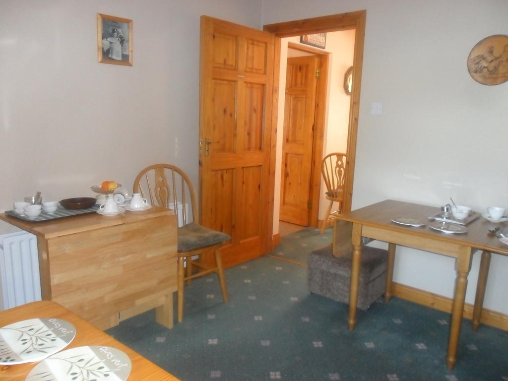 Glen House Room Only Accommodation Йол Екстериор снимка