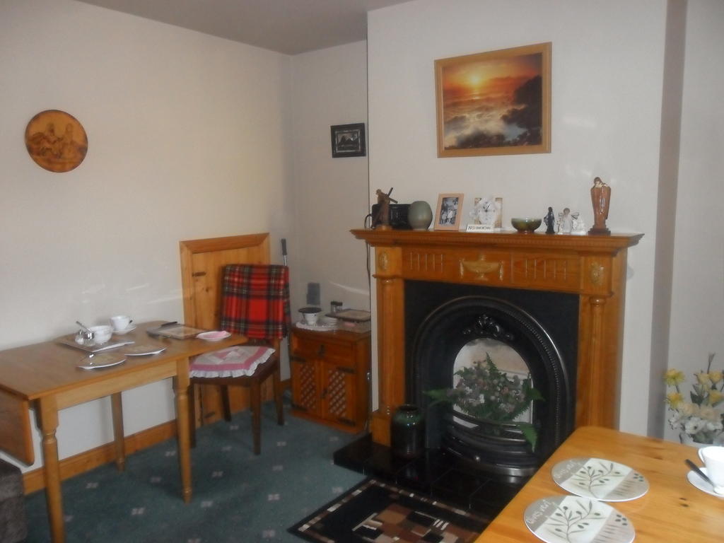 Glen House Room Only Accommodation Йол Екстериор снимка