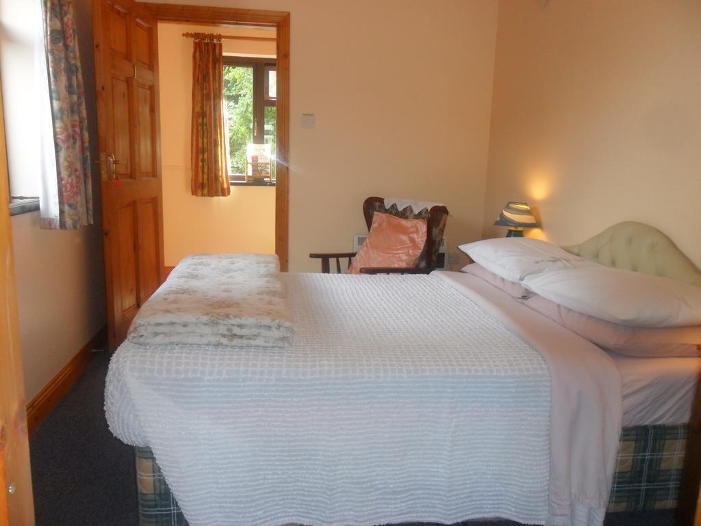 Glen House Room Only Accommodation Йол Екстериор снимка