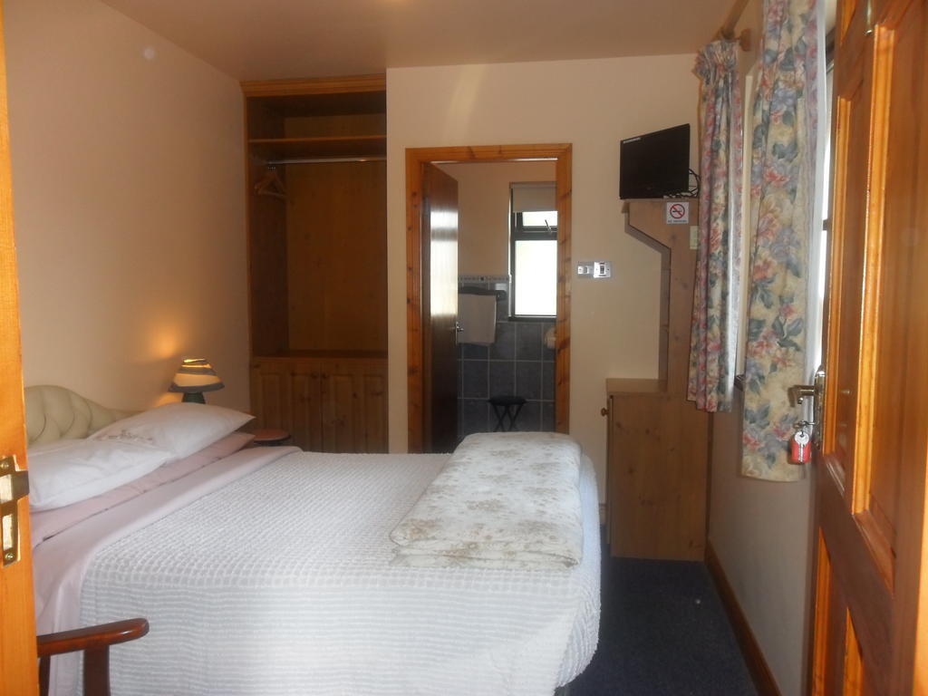 Glen House Room Only Accommodation Йол Екстериор снимка