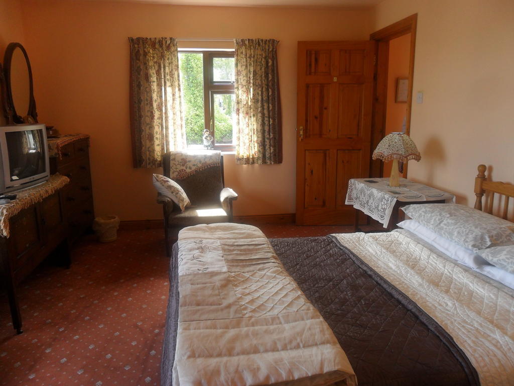 Glen House Room Only Accommodation Йол Екстериор снимка